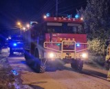 Pożar stodoły w Łukanowicach. Dziesięć zastępów straży pożarnej walczyło z ogniem. Do działań zaangażowano pół setki strażaków z regionu