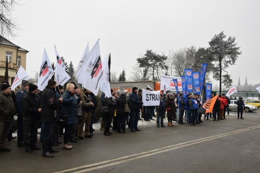 Zawiercie: Pracownicy pikietowali przed odlewnią [WIDEO, ZDJĘCIA]