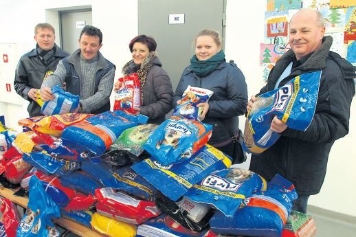 Pracownicy koszalińskiego oddziału ZUS zawieźli wszystkie zebrane dary do schroniska.