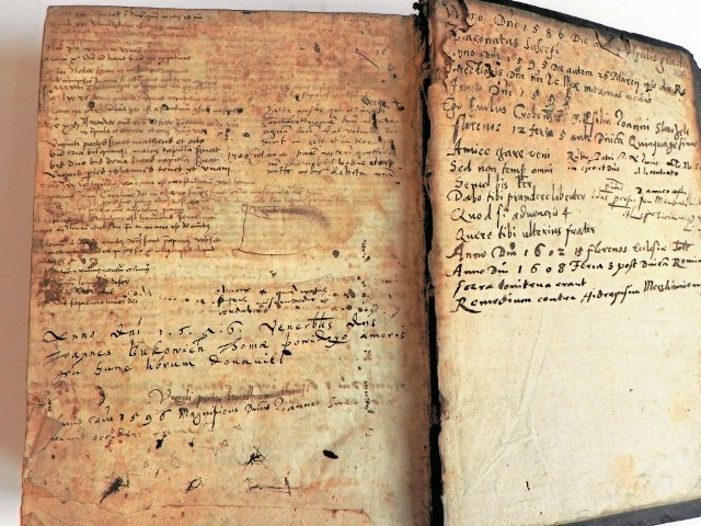 Biblia Sacra, wydana przez Joannesa Herborta w Wenecji w 1484 roku.  Odręczne notatki na wyklejkach podnoszą jej wartość