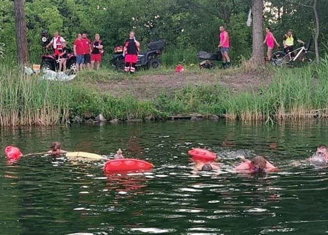 Akcja poszukiwawcza WOPR na Pogorii III w Dabrowie Górbniczej. ratownicy i płetwonurkowie szukają dwóch osób.Zobacz kolejne zdjęcia. Przesuwaj zdjęcia w prawo - naciśnij strzałkę lub przycisk NASTĘPNE