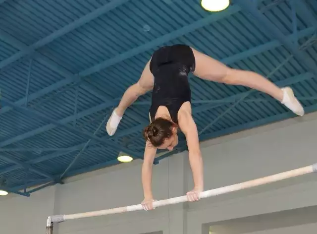 Karolina Czarkowska podczas ćwiczeń na poręczach. W klasie II sportowej zawodniczka z Nysy zajęła 6. miejsce w wieloboju.