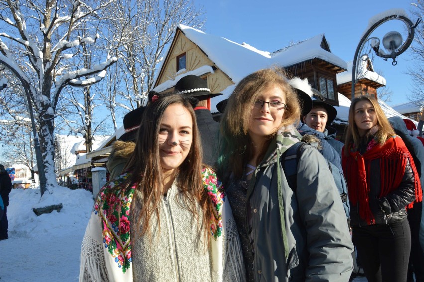 Zakopane. Kilkuset maturzystów zatańczyło poloneza na Krupówkach [ZDJĘCIA]