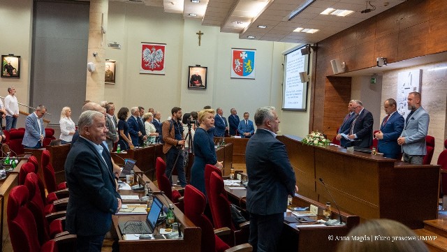 Radni sejmiku przez aklamację uhonorowali Marię Mirecką-Loryś Odznaką Honorową „Zasłużony dla Województwa Podkarpackiego”.