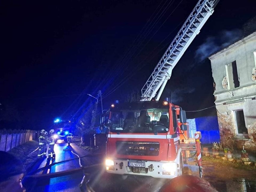 Pożar domu wielorodzinnego w Chocianowcu na Dolnym Śląsku. Ogień strawił cały dach budynku!