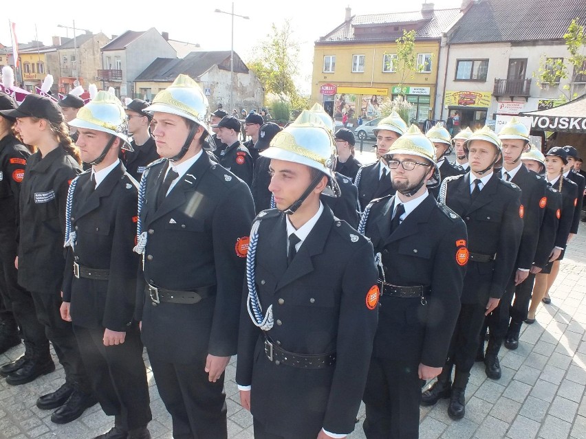 Okazale prezentowała się kompania strażacka z Zakładu...