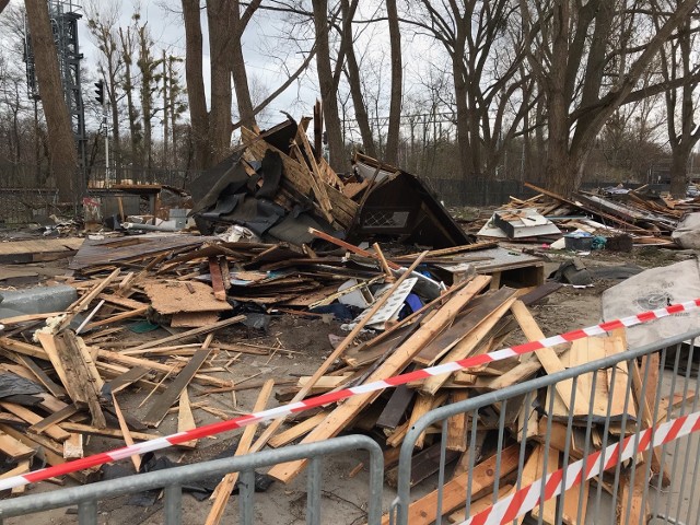 Drewniana ściana przewróciła się na pracowników dokonujących rozbiórki. 1 osoba nie żyje, poszkodowane zostały jeszcze dwie osoby, trafiły do szpitala.