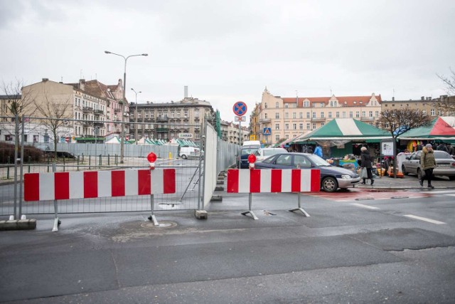 Zmiana organizacji ruchu, zakaz parkowania wokół skweru Kazimierza Nowaka - trwają przygotowania do gruntownej przebudowy rynku Łazarskiego