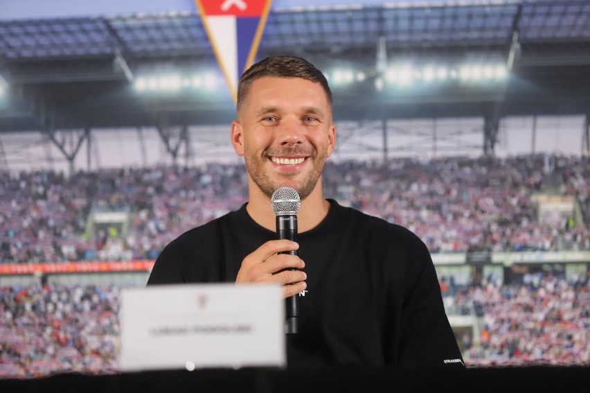 8.07.2021, Zabrze: Lukas Podolski podczas podpisania...