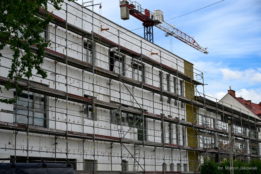 Trwa przebudowa Szkoły Podstawowej nr 46. Będą nowe pomieszczenia dydaktyczne, sala gimnastyczna i parking (zdjęcia)