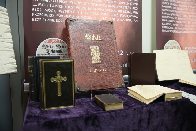 Historia powstania Biblii. Niezwykłe eksponaty trafiły na wystawę