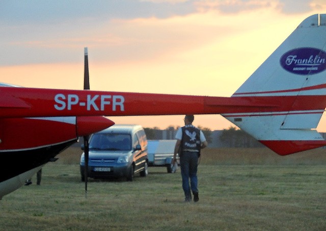 Uczestnicy "1'st HAWKS DAYS. AIR MOTO PARTY", zorganizowanego w Lisich Kątach przez Hawks MC Poland, chcieli zwrócić uwagę na czar motocykli, ale i na podgrudziądzkie lotnisko