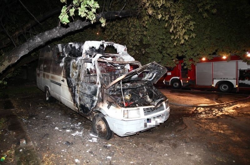 Spalił się samochód przy Tuwima [zdjęcia] Zwarcie instalacji, czy podpalenie?