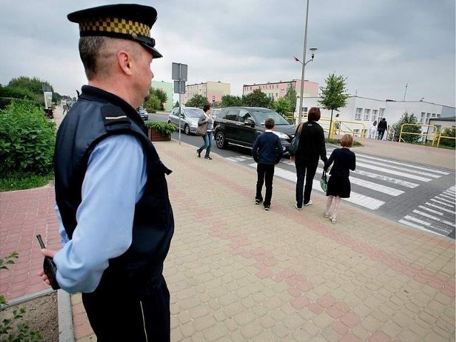 w pobliżu szkół codziennie rano pojawiają się strażnicy miejscy