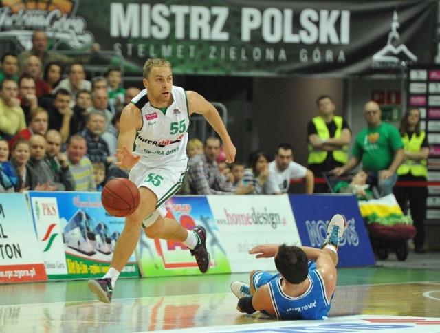 Łukasz Koszarek poprowadził drużynę do kolejnego zwycięstwa w lidze. Kapitan Stelmetu Zielona Góra zdobył 13 punktów i zanotował 8 asyst