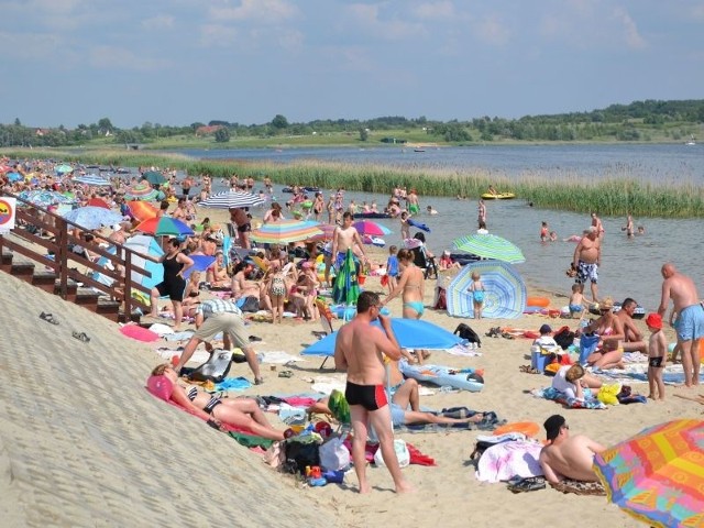 Rekordowy sezon nad Jeziorem Tarnobrzeskim. Wpływy też były większeTego lata, padł też rekord frekwencji, bo plaże przy Jeziorze Tarnobrzeskim pewnej upalnej niedzieli były dosłownie oblegane przez 26 tysięcy spragnionych ochłody turystów.