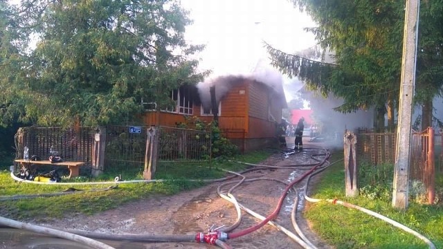 Do pożaru strażacy zostali wezwani w sobotę po godzinie 6. rano.