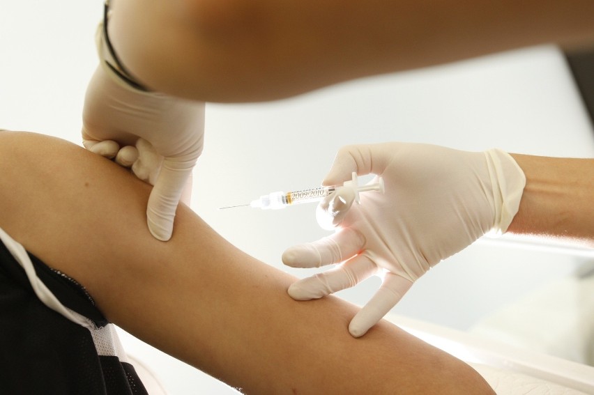 Seniorzy jeżdżą po podłódzkich miejscowościach szukając w tamtejszych aptekach szczepionek przeciwko grypie