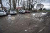 Błoto prawie po kolana, na ten "parking" nie da się już wjechać [ZDJĘCIA]