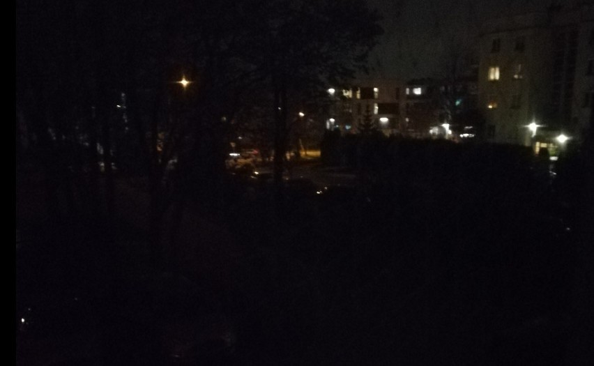 Egipskie ciemności na ul. Cynarskiego w Łodzi. Urzędnicy "naprawili" awarię i... wciąż jest ciemno!