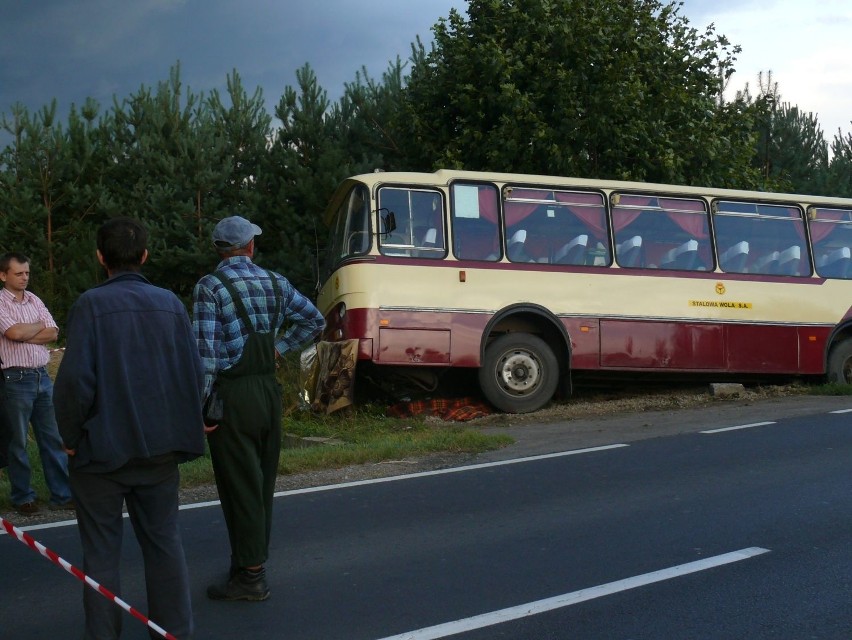 Ciało kobiety przykryte kocem leżało pod autobusem.