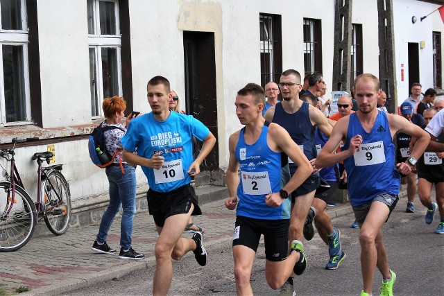 Trasa biegu głównego składała się z czterech pętli o łącznej długości 5,5 km. Wyzwaniem była dla nich nawierzchnia trasy, która wymagała odpowiedniego rozłożenia sił i techniki.  Musieli bowiem pokonać odcinki wylane asfaltem, wyłożone tzw. kocimi łbami i kostką brukową i gruntowe drogi. 