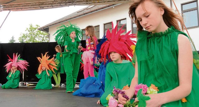 Zwycięska grupa teatralna „Ale heca” w bajecznie kolorowych strojach zaprezentowała „Calineczkę”