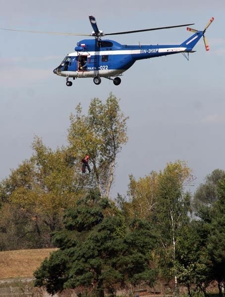 Ratownicy z wykorzystaniem policyjnego śmigłowca PZL „Sokół”...