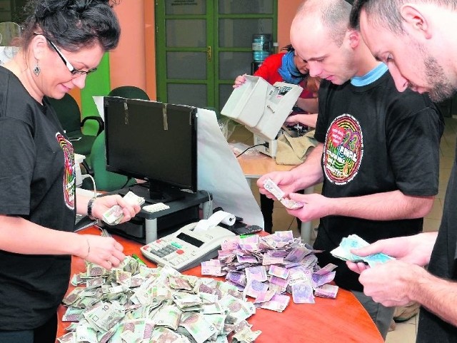 Po całodniowej zbiórce pieniędzy w Stalowej Woli do pracy przystąpili pracownicy SanBanku, którzy przeliczyli urobek.
