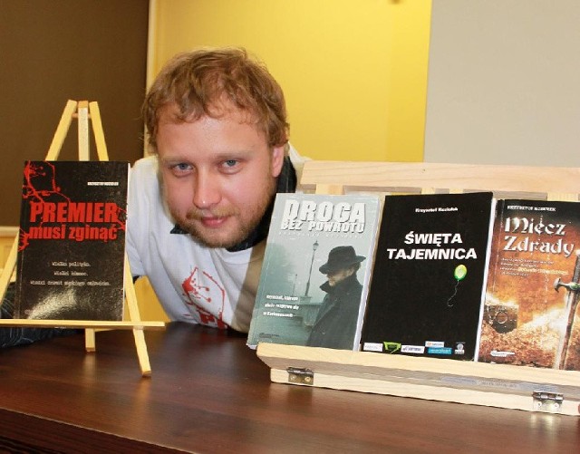 Krzysztof Koziołek to autor powieści, a nie fikcyjna postać.