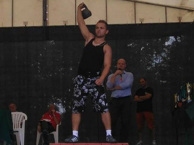 Łukasz Madej w wyciskaniu odważnika o wadze 17,5 kilograma w kategorii wagowej powyżej 85 kilogramów zajął drugie miejsce i zdobył srebrny medal.