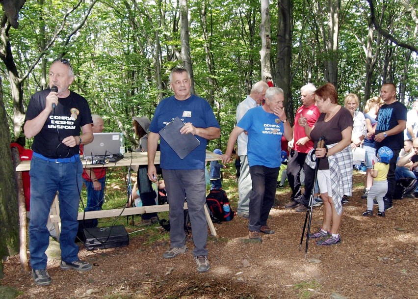 Odkryj Beskid Wyspowy. W sobotni wieczór wspięli się na Luboń Wielki, a w niedzielny poranek pokonali Grodzisko