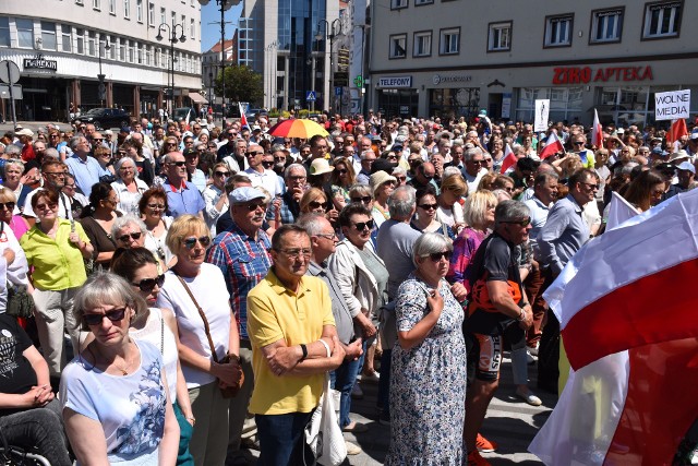Choć organizatorzy spodziewali się mniejszej liczby uczestników ze względu na wyjazd kilkunastu autobusów z Opola na marsz w Warszawie, to protest w Opolu przyciągnął około 1,5 tysiąca mieszkańców.