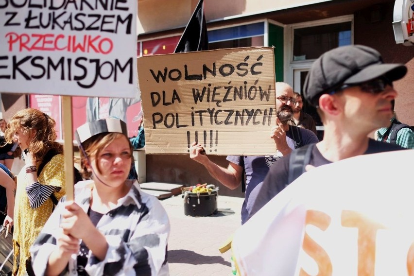 Poznań: Demonstracja przed bramą aresztu przy ul. Młyńskiej