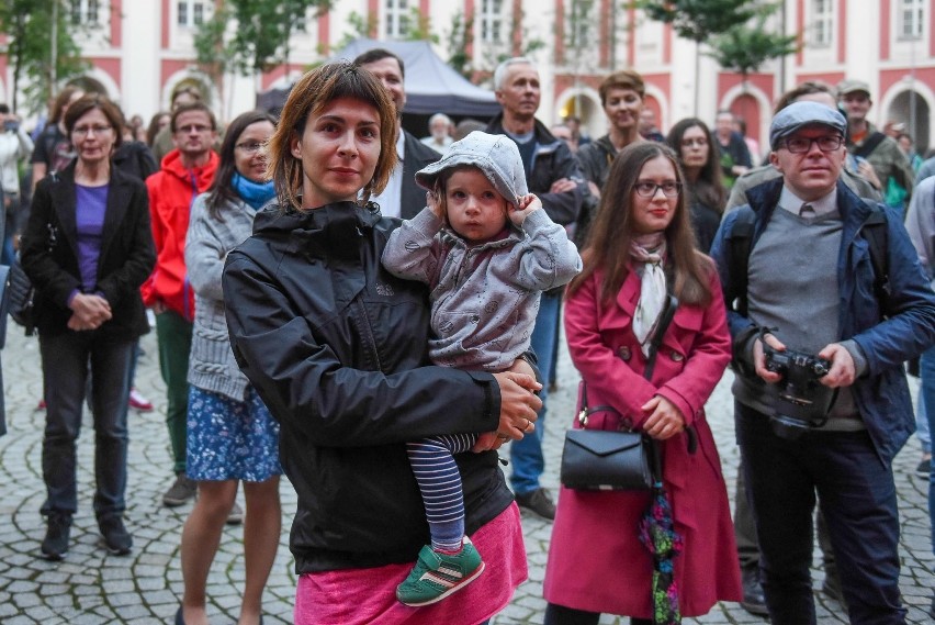 "Na Wolnym": Dagadana zagrała na dziedzińcu Urzędu Miasta...