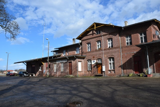 Dworzec kolejowy w Kępicach.