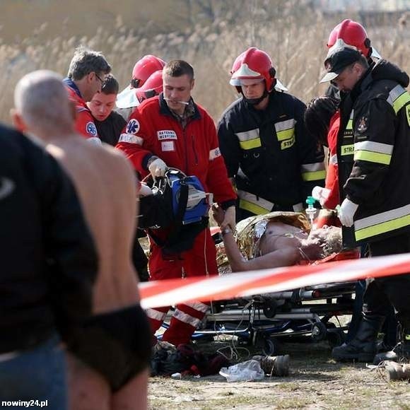 Akcję ratunkową w rejonie tarnobrzeskich stawów prowadzono przez prawie pół godziny. Później 58-letni mężczyzna trafił do szpitala. Choć pacjent nadal jest nieprzytomny, rokowania lekarzy są pomyślne.