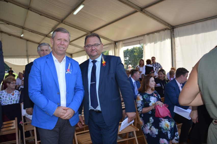 POZOWICE. Na gminnych dożynkach burmistrz Skawiny dzielił chleb. Dziękował rolnikom za ten dar ziemi