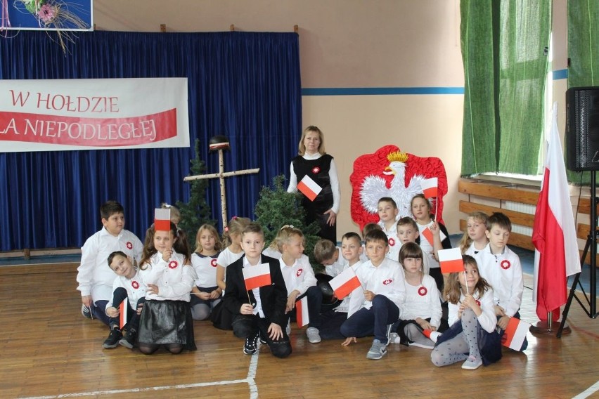 "Szkoła do hymnu" w Obrazowie. Apel z okazji Narodowego Święta Niepodległości w Publicznej Szkole Podstawowej 