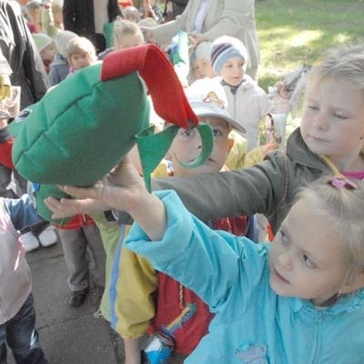 Przedszkolaki z ,,trójki&#8221; prezentują ekologicznego smoka, którego zrobiły razem z paniami