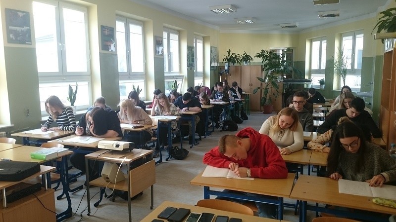 Uczniowie z czterech szkół w powiecie staszowskim przystąpili do matury próbnej z "Echem Dnia" [ZDJĘCIA]