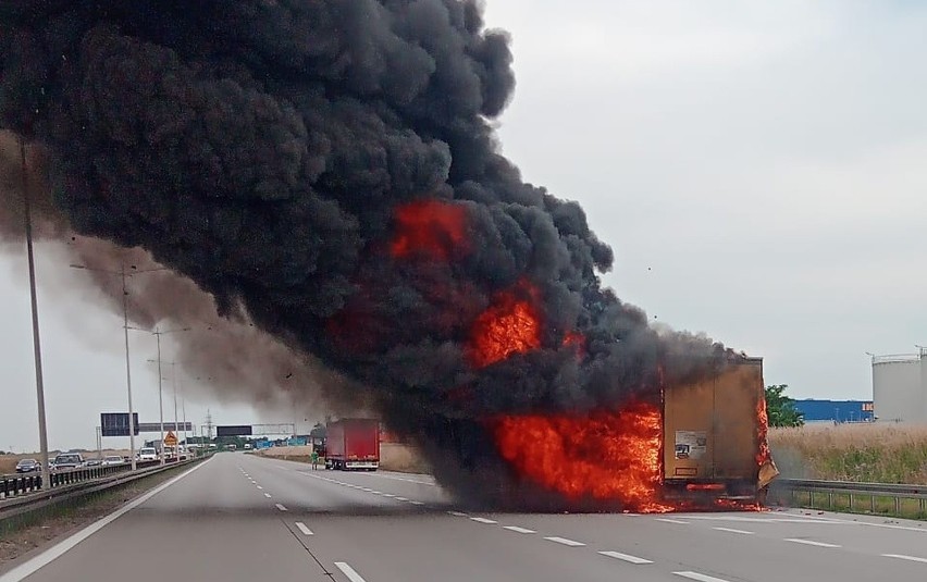 Potężny pożar pod Wrocławiem, na autostradzie A4. Zapaliła...
