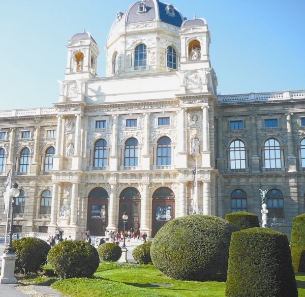 Świetnemu gustowi i bogactwu Habsburgów Wiedeń zawdzięcza jedną z najwspanialszych na świecie kolekcji malarskich. Mieści się ona w Muzeum Historii Sztuki położonym obok Ringu. Obrazy mistrzów włoskich, hiszpańskich, niderlandzkich przyciągają mnóstwo turystów. Dla wielbicieli sztuki 10 euro za wstęp nie jest ceną wygórowaną.