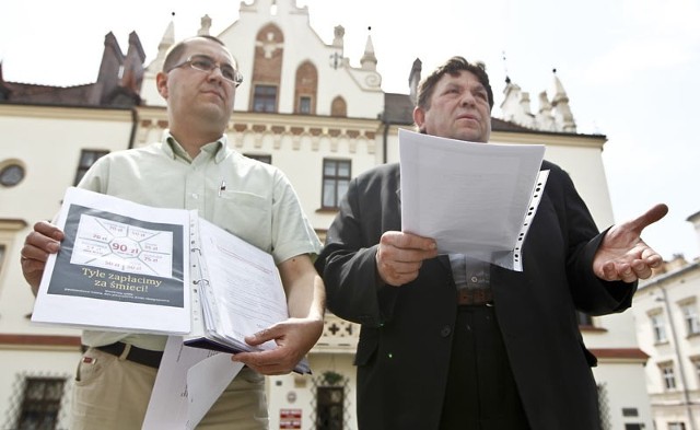 Ireneusz Dzieszko (z lewej) i Wiesław Walat o swoich zastrzeżeniach mówili wczoraj przed ratuszem.