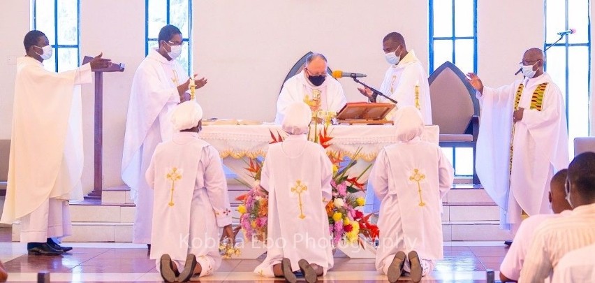 Ksiądz arcybiskup Henryk Jagodziński z diecezji kieleckiej udzielił sakramentu bierzmowania w Ghanie [ZDJĘCIA] 