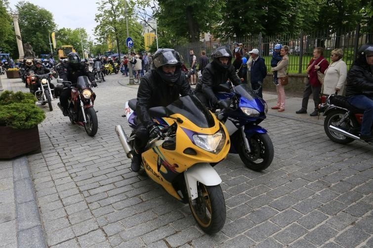 Parada motocykli podczas Budzenia Sienkiewki w Kielcach...