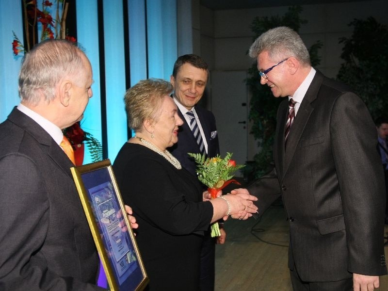 Nagrodę dla najlepszej przychodni z rąk pani Stanisławy...