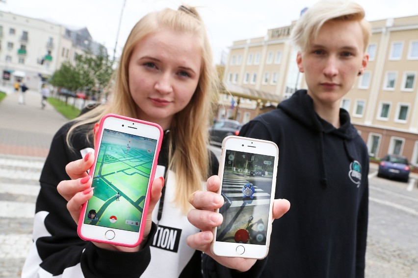 Pokemon Go także w Białymstoku. Kamila i Kamil grają w...