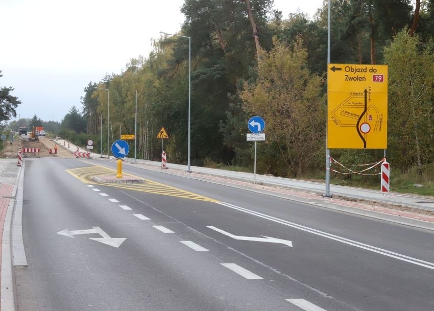 Trwa przebudowa drogi krajowej numer 79 z Kozienic do Aleksandrówki. Dużo się dzieje na placu budowy [ZDJĘCIA]