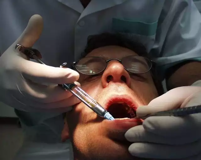 Prokuratura Okręgowa w Słupsku przedstawiła 446 zarzutów 43-letniemu stomatologowi z Miastka. Dentysta jest podejrzany o poświadczenie nieprawdy dla korzyści majątkowych w rozliczeniach z Narodowym Funduszem Zdrowia. Jednak zarzutów może być znacznie więcej.Zdjęcie poglądowe